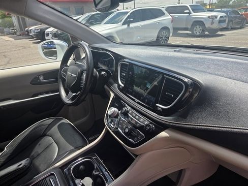 Used 2022 Chrysler Pacifica Limited FWD image 6