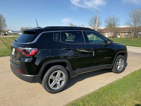Used 2023 Jeep Compass Latitude w/ Convenience Group AWD/4WD image 3