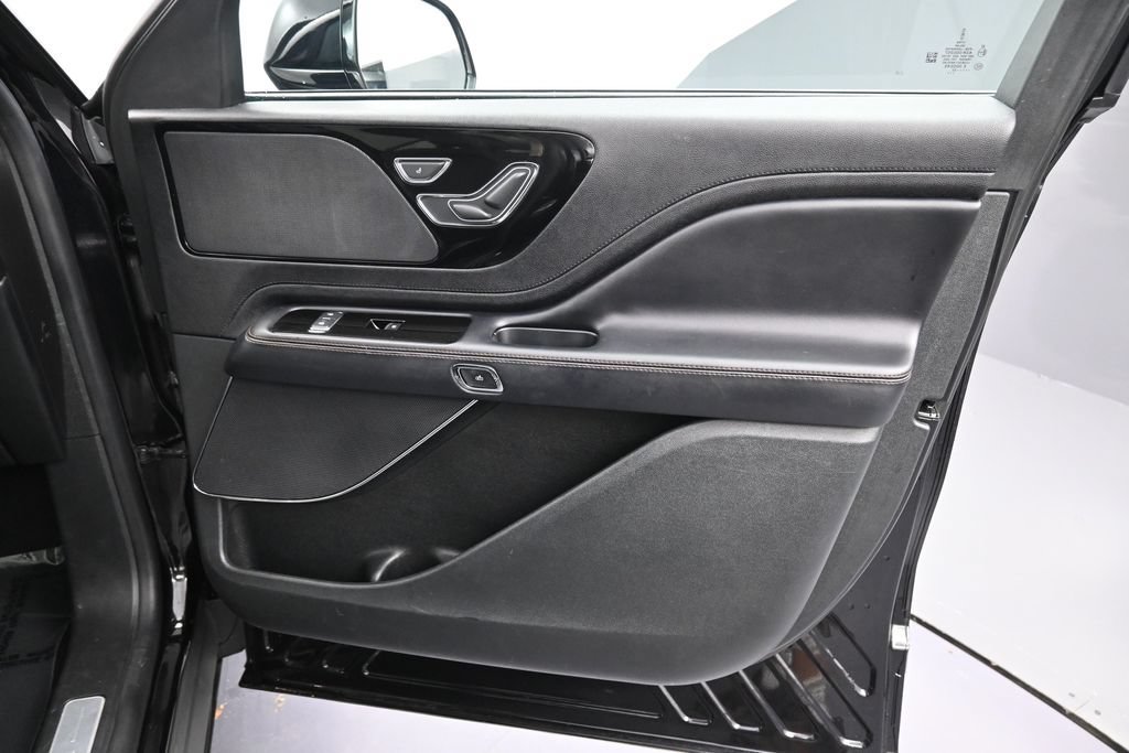 Used 2022 Lincoln Aviator AWD w/ Premium Package image 17
