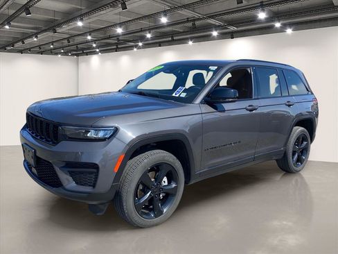 Used 2023 Jeep Grand Cherokee Altitude AWD/4WD image 3