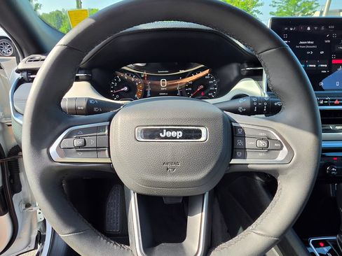 Used 2025 Jeep Compass Limited AWD/4WD image 16