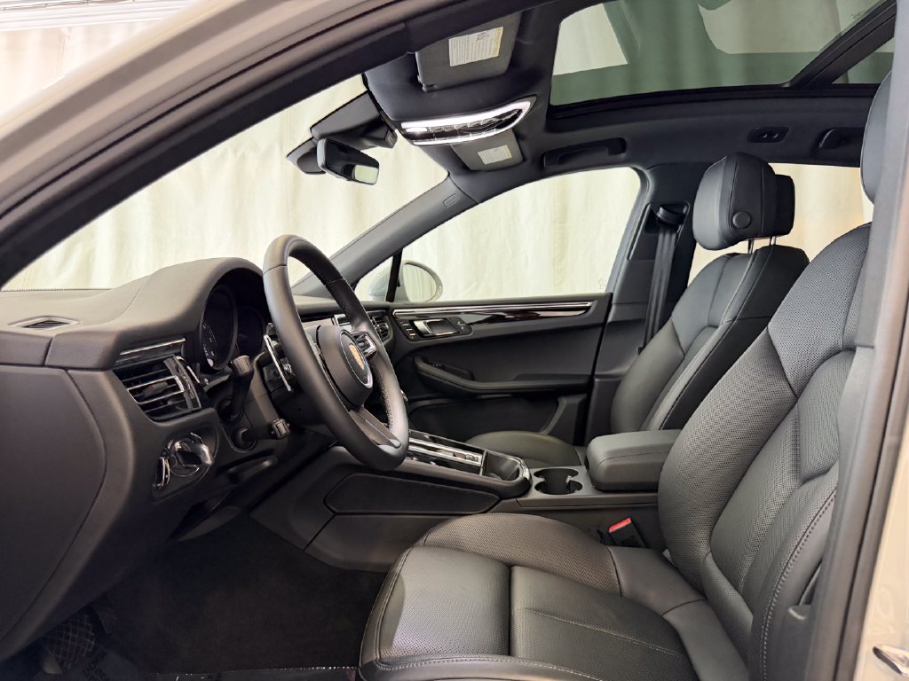 Certified 2026 Porsche Macan AWD/4WD image 5