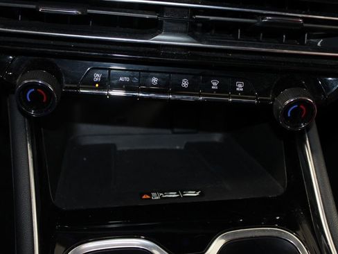 Used 2024 Chevrolet Traverse LT image 28