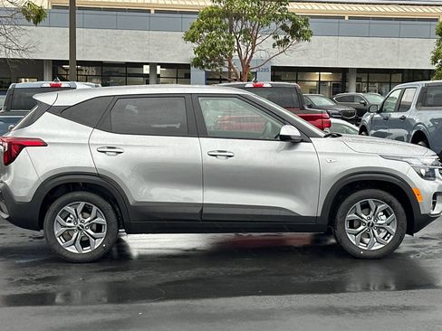 New 2026 Kia Seltos LX FWD image 3