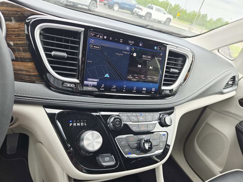 Used 2023 Chrysler Pacifica Limited FWD image 29