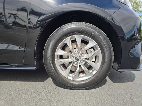 Used 2025 Toyota Sienna XLE image 9