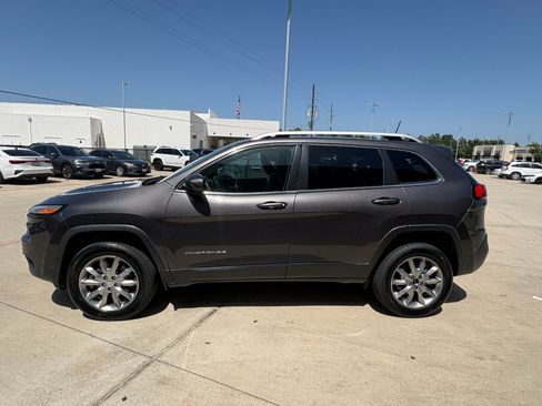 Used 2018 Jeep Cherokee Limited w/ Trailer Tow Group AWD/4WD image 5