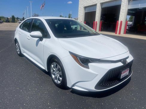 Used 2021 Toyota Corolla LE FWD image 2