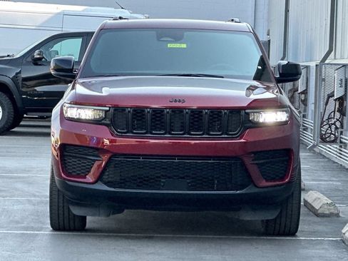 Used 2024 Jeep Grand Cherokee Altitude AWD/4WD image 9