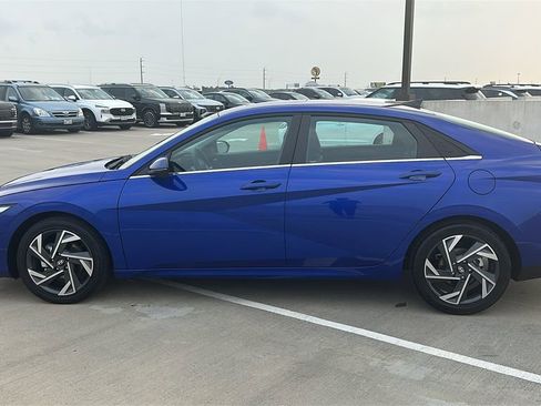 Used 2025 Hyundai Elantra Limited image 10