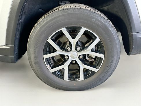 Used 2024 Jeep Grand Cherokee L Limited w/ Luxury Tech Group II image 11