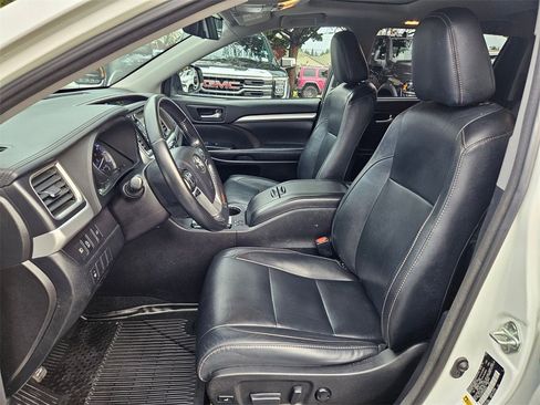 Used 2018 Toyota Highlander XLE image 12