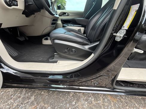 Used 2024 Chrysler Pacifica Touring-L FWD image 24
