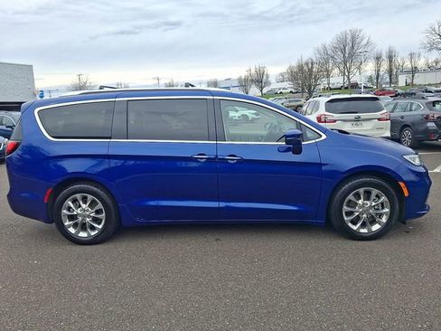 Used 2021 Chrysler Pacifica Touring-L image 7