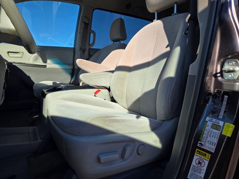 Used 2013 Toyota Sienna LE image 33