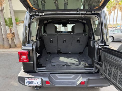 Used 2025 Jeep Wrangler Sahara image 30