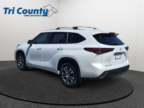 Used 2023 Toyota Highlander XLE FWD image 6