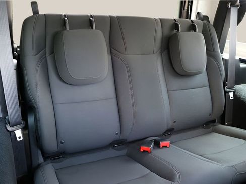 Used 2019 Jeep Wrangler Sport AWD/4WD image 18