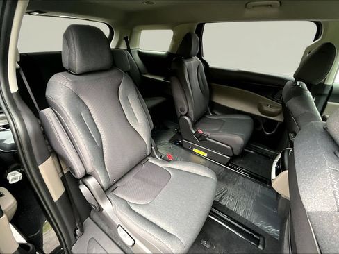 New 2026 Kia Carnival LX FWD image 9