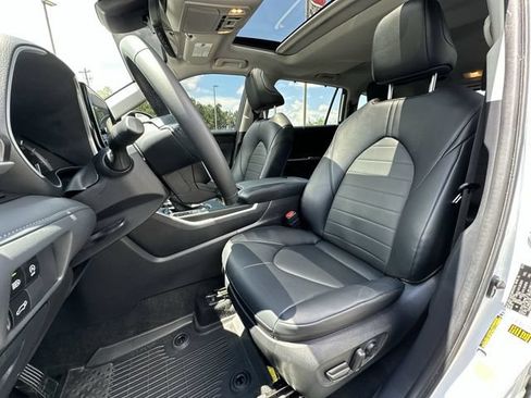 Used 2024 Toyota Highlander XLE FWD image 19