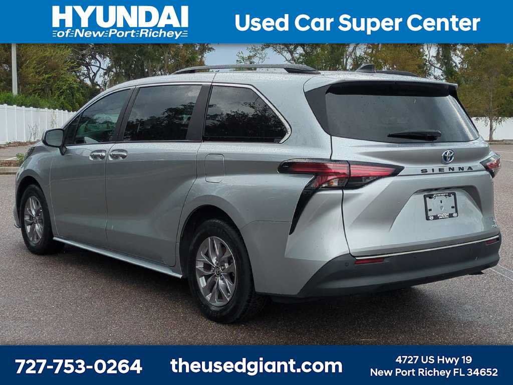 Used 2022 Toyota Sienna XLE FWD image 3