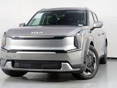 Used 2024 Kia EV9 Land image 3