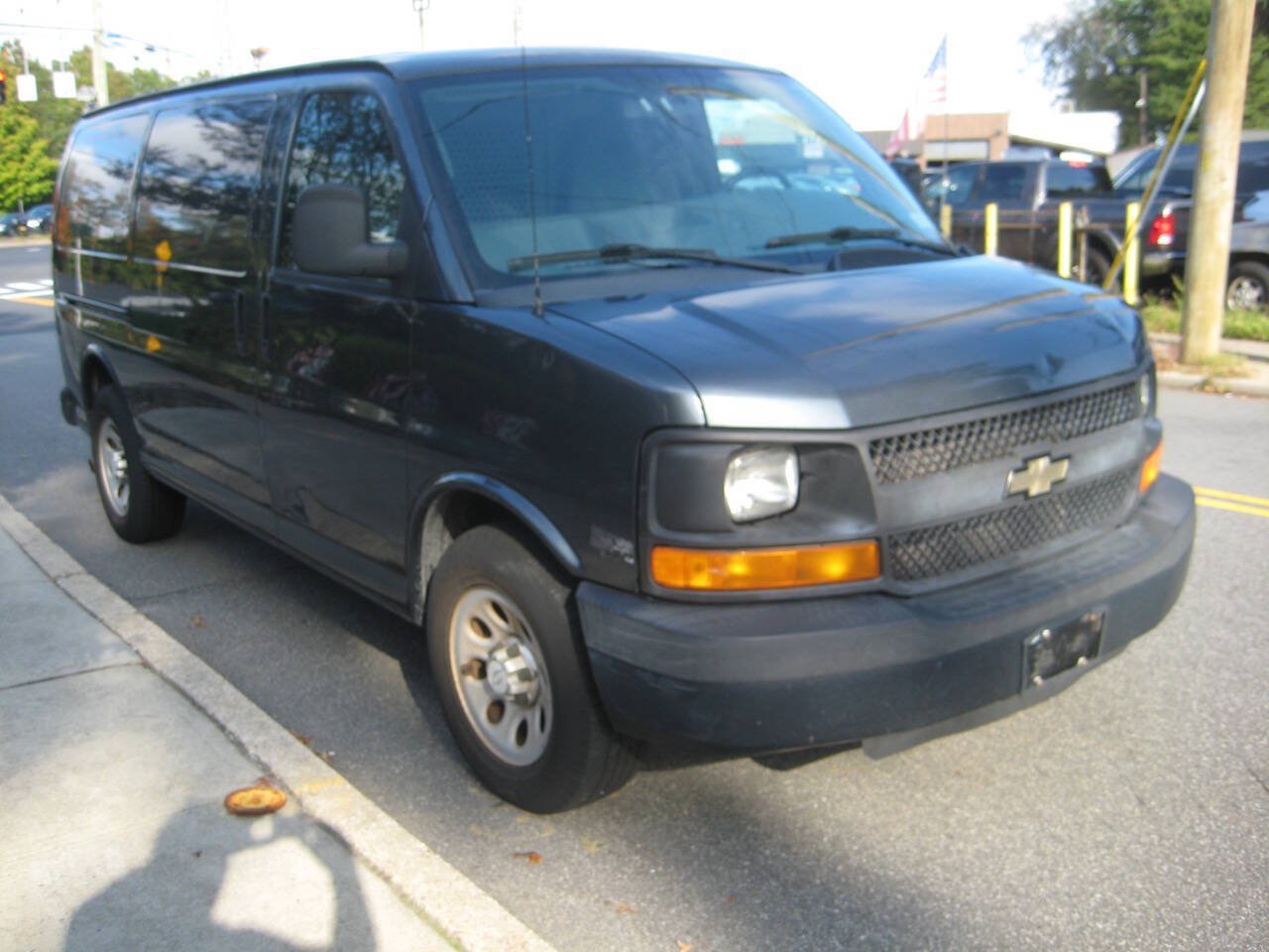 Used 2014 Chevrolet Express 1500 RWD image 2