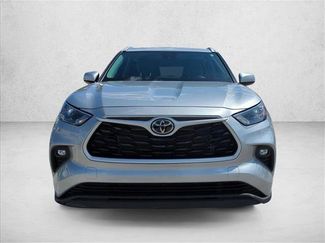 Used 2023 Toyota Highlander XLE FWD video 2