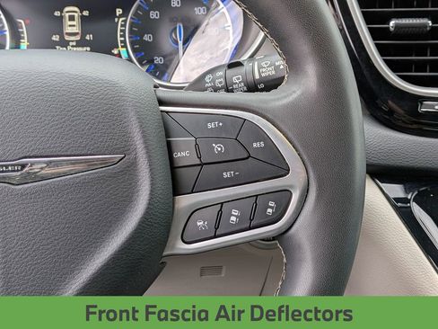 Used 2023 Chrysler Pacifica Touring-L FWD image 19