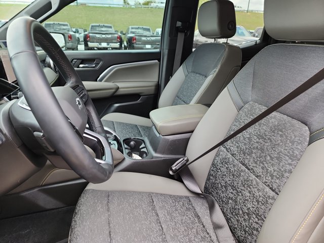 Used 2024 Chevrolet Colorado ZR2 w/ Technology Package AWD/4WD image 12