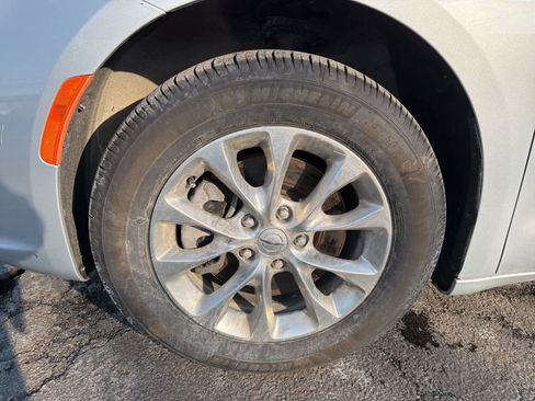 Used 2022 Chrysler Pacifica Touring-L image 22