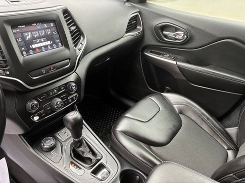 Used 2020 Jeep Cherokee Latitude Plus w/ Comfort/Convenience Group AWD/4WD image 12
