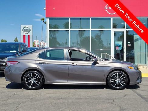 Used 2020 Toyota Camry SE FWD image 29