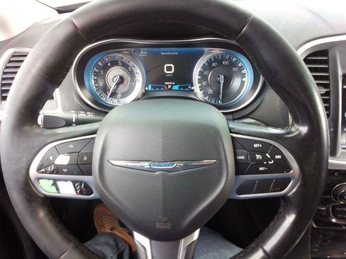 Used 2019 Chrysler 300 Touring w/ Chrome Appearance Package RWD image 8
