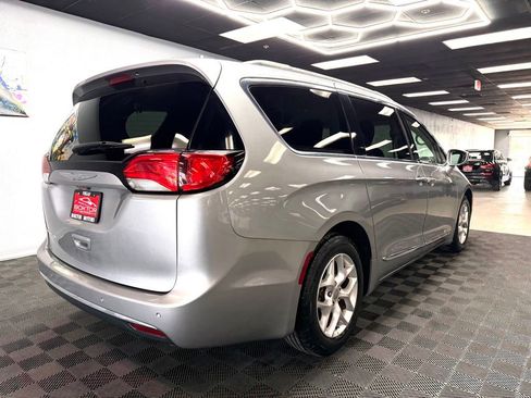 Used 2017 Chrysler Pacifica Touring-L w/ Tire & Wheel Group FWD image 14