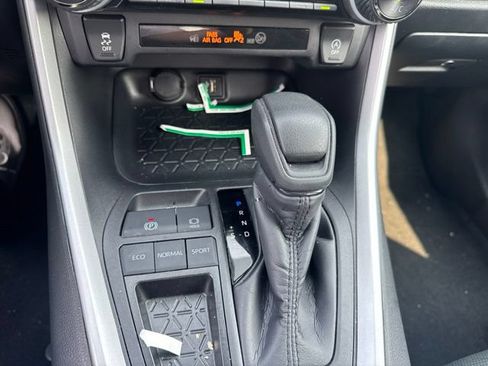 Used 2025 Toyota RAV4 XLE FWD image 12