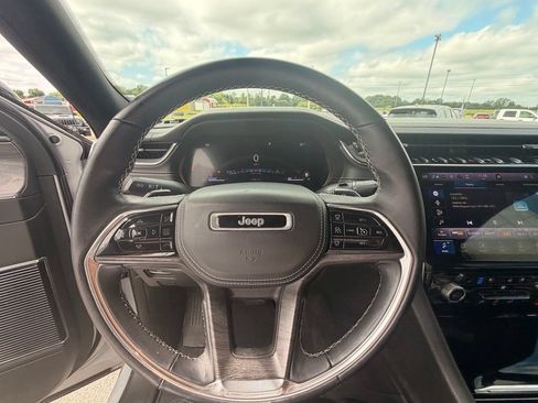 Used 2022 Jeep Grand Cherokee Overland w/ Luxury Tech Group IV AWD/4WD image 21