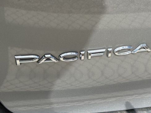 Used 2017 Chrysler Pacifica Platinum FWD image 19