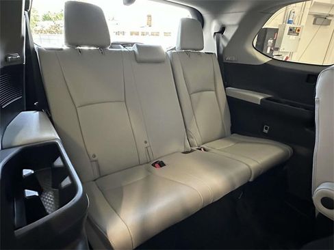 Used 2024 Toyota Grand Highlander AWD image 17