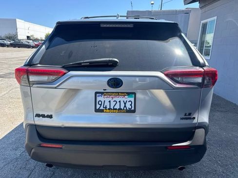 Used 2020 Toyota RAV4 LE w/ Carpet Mat Package AWD/4WD image 6