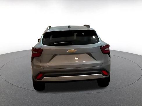 Used 2025 Chevrolet Trax LT FWD image 16