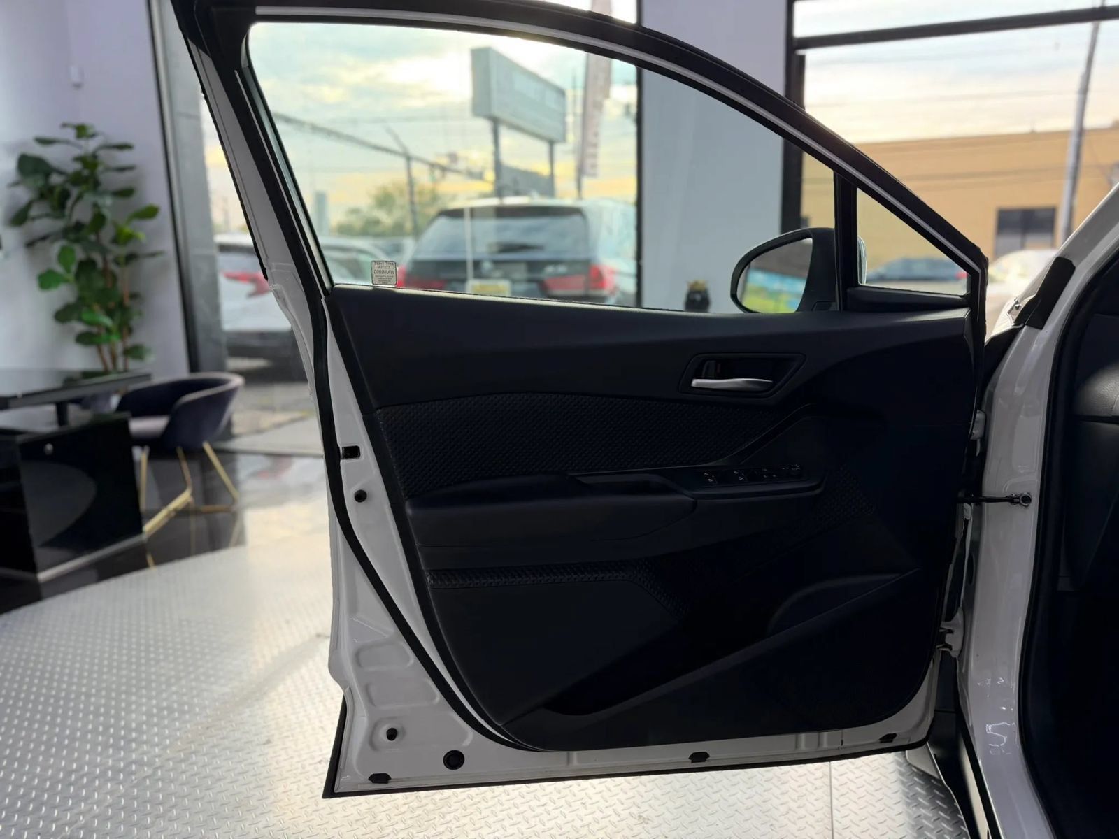 Used 2018 Toyota C-HR XLE FWD image 6