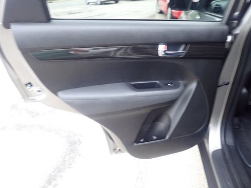 Used 2012 Kia Sorento LX w/ Convenience Pkg FWD image 13