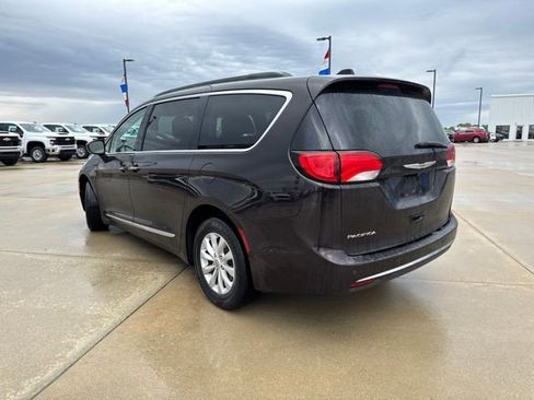 Used 2017 Chrysler Pacifica Touring-L FWD image 5
