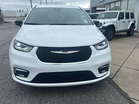 New 2026 Chrysler Pacifica Select image 2