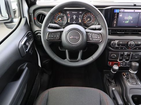 Used 2025 Jeep Gladiator Rubicon AWD/4WD image 24