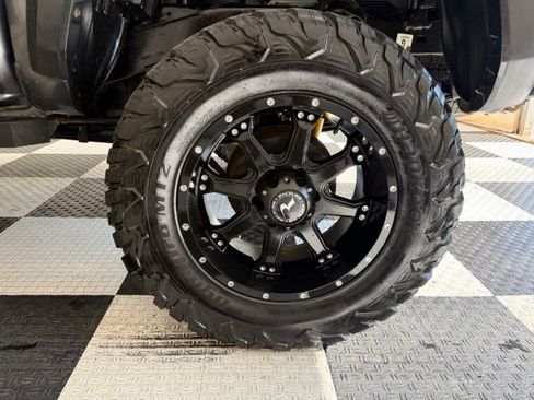 Used 2019 Toyota Tacoma TRD Off-Road AWD/4WD image 11
