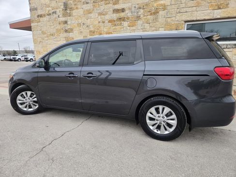 Used 2018 Kia Sedona LX w/ LX Essentials Premium Package image 3