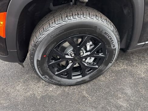 New 2025 Jeep Grand Cherokee Altitude image 2