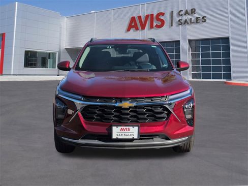 Used 2025 Chevrolet Trax LT w/ LT Convenience Package image 2